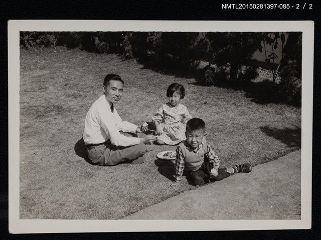 主要名稱：李一楠與李唐基與他人於草地野餐合照1-85圖檔，第3張，共3張