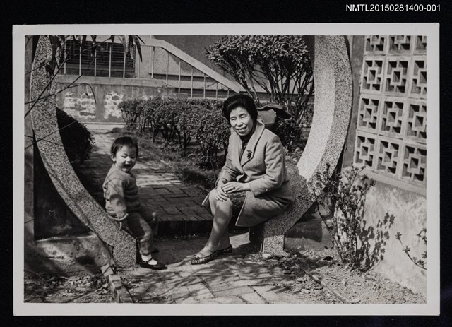 主要名稱：琦君與小孩合照1圖檔，第1張，共1張