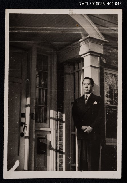 主要名稱：琦君家族照(蘅之攝於美國安那伯城家中獨照)1-42(7.7*5.4)圖檔，第1張，共2張