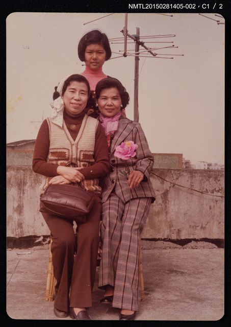 主要名稱：琦君家族照(琦君與表妹及其家人於頂樓合照)2-2圖檔，第2張，共3張