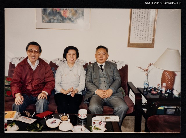 主要名稱：琦君家族照(琦君夫婦與表弟淳鈞於家中合照)2-5圖檔，第1張，共1張