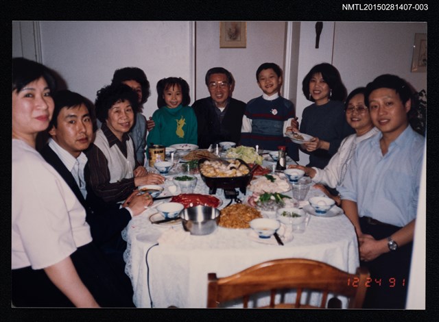 主要名稱：李唐基家族照(琦君夫婦與李一楠等多位家人於餐桌合影)圖檔，第1張，共1張