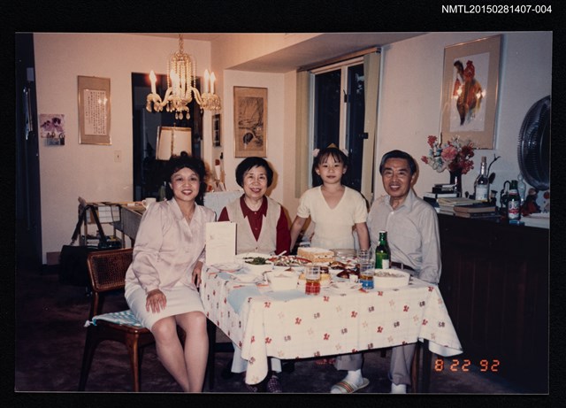 主要名稱：李唐基家族照(琦君夫婦與2位家人於客廳餐桌合影)圖檔，第1張，共1張