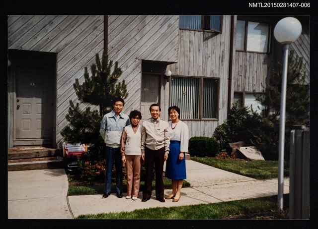 主要名稱：李唐基家族照(琦君夫婦與2位家人於國外家門前合影)圖檔，第1張，共1張