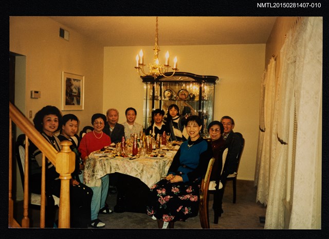 主要名稱：李唐基家族照(琦君夫婦與李唐基家人於餐桌合影)圖檔，第1張，共1張