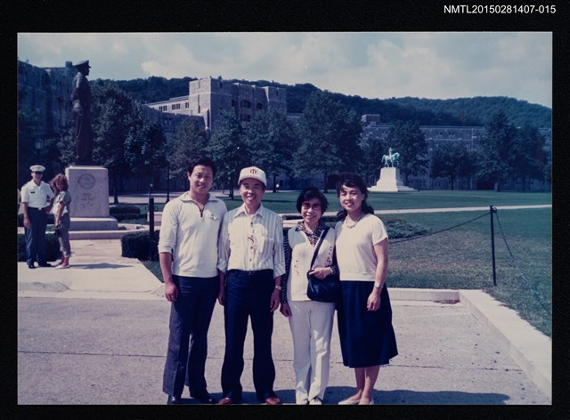 主要名稱：李唐基家族照(琦君夫婦與李唐基家人於戶外景點合影)圖檔，第1張，共1張