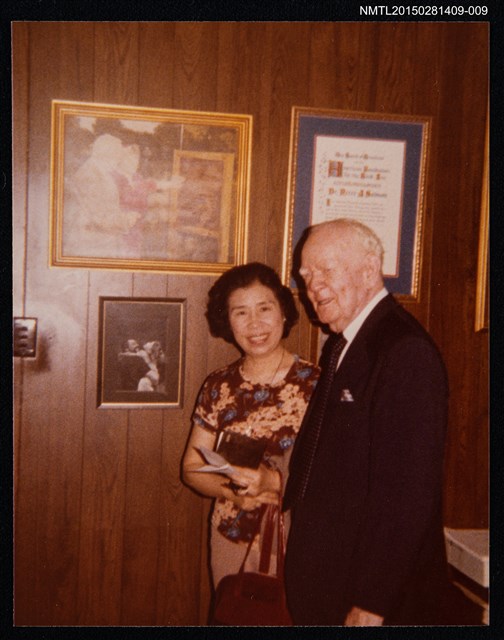 主要名稱：琦君與外國友人合照2-9（琦君與國外友人於室內合影）圖檔，第1張，共1張