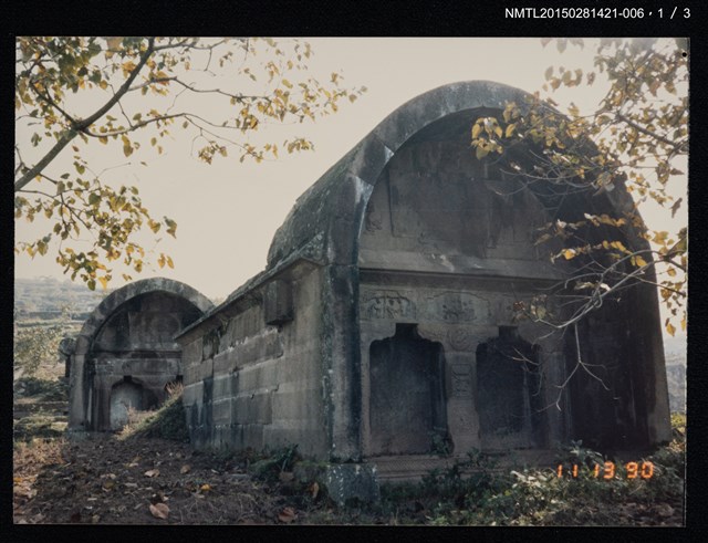 主要名稱：琦君1990年大陸返鄉11-6(李唐基與李晝堂等人北京祭拜母親、返鄉掃墓墓園照)圖檔，第2張，共4張