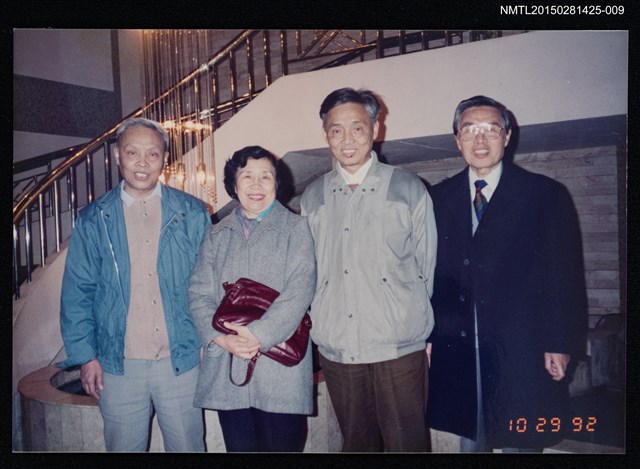 主要名稱：琦君1992年大陸返鄉2-9(一九九二年訪問北京、杭州，琦君夫婦與李晝堂等人於室內合影)圖檔，第1張，共1張