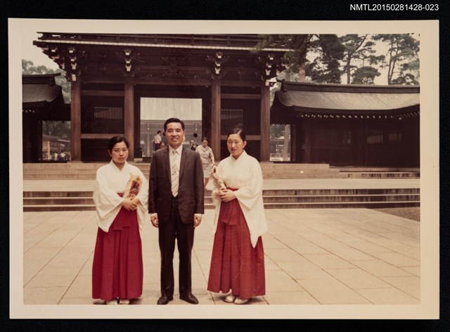 主要名稱：李唐基與神職人員於明治神宮建築前合照2-23圖檔，第1張，共1張