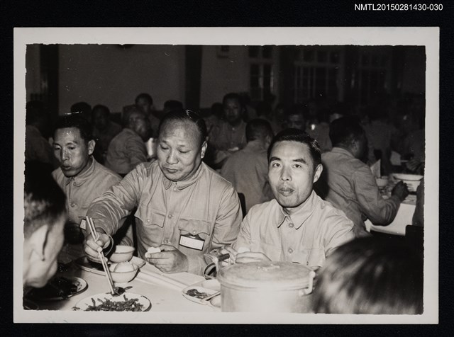 主要名稱：李唐基於室內餐廳與多人合照圖檔，第1張，共1張