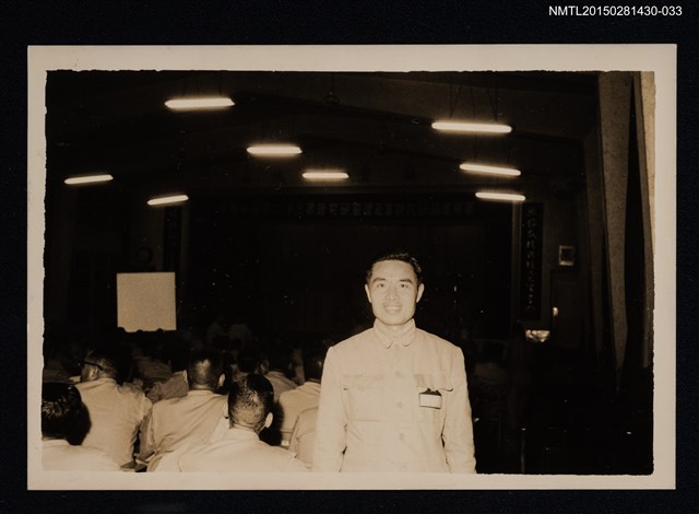 主要名稱：李唐基於大禮堂內與多人合照圖檔，第1張，共1張