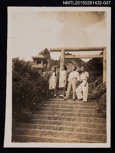 主要名稱：李唐基與友人合照1-7（李唐基與多位友人於金瓜石神社故址合照）圖檔，第1張，共2張