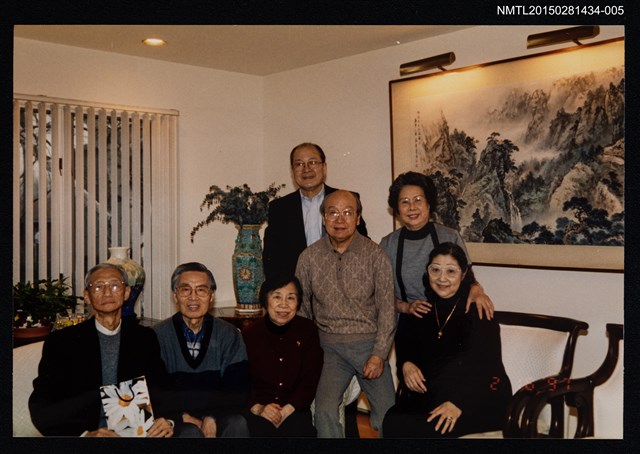 主要名稱：琦君夫婦與高仕銘等人於室內合照圖檔，第1張，共1張