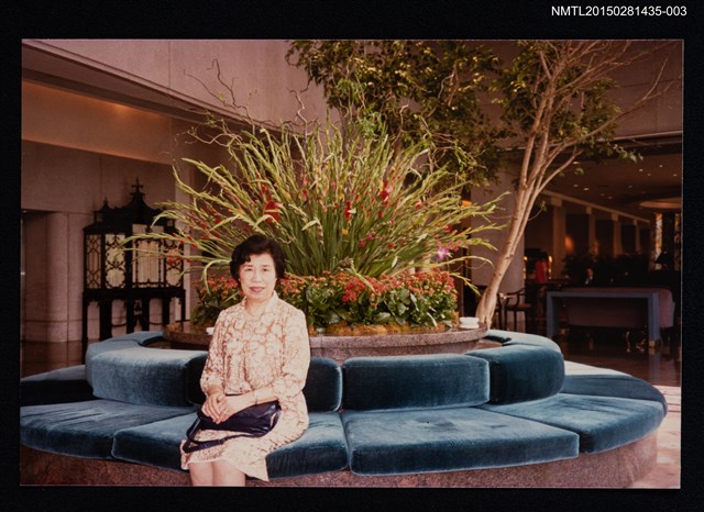 主要名稱：琦君夫婦與李唐基友人合照（琦君於室內大廳獨照）圖檔，第1張，共1張