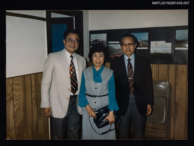 主要名稱：琦君夫婦與李唐基友人合照（琦君夫婦與友人丁仁壽於室內合照）圖檔，第1張，共2張