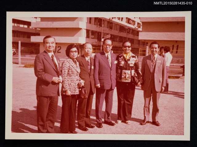 主要名稱：琦君夫婦與李唐基友人合照（琦君夫婦於香港開會與多位友人合照）圖檔，第1張，共2張