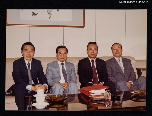 主要名稱：琦君夫婦與李唐基友人合照（李唐基與友人於室內合照）圖檔，第1張，共1張