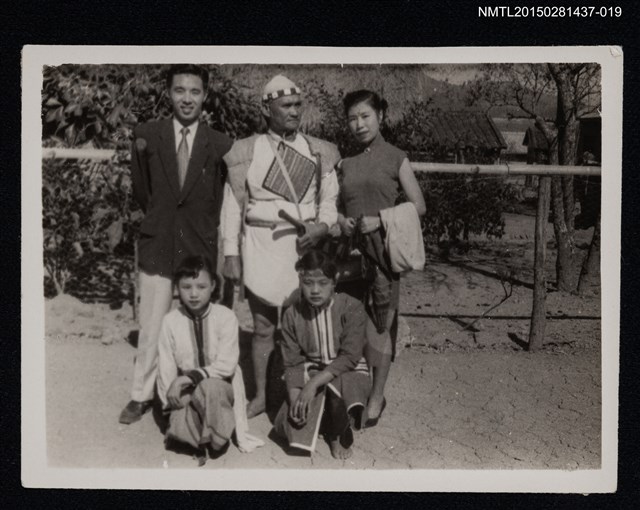 主要名稱：琦君夫婦生活照1-19（琦君夫婦與他人合影）圖檔，第1張，共1張