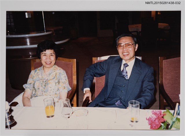 主要名稱：琦君夫婦生活照2-32(琦君夫婦於休士頓萊斯大學室內合照)圖檔，第1張，共1張