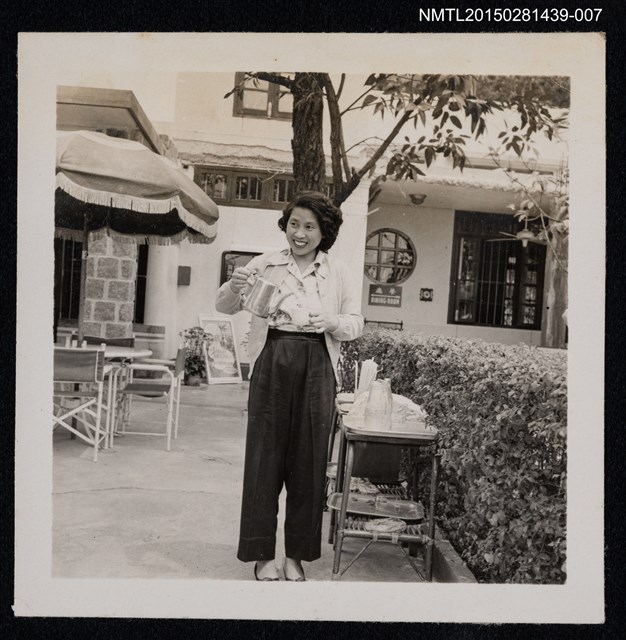 主要名稱：琦君友人石韻薇獨照1-7圖檔，第1張，共2張