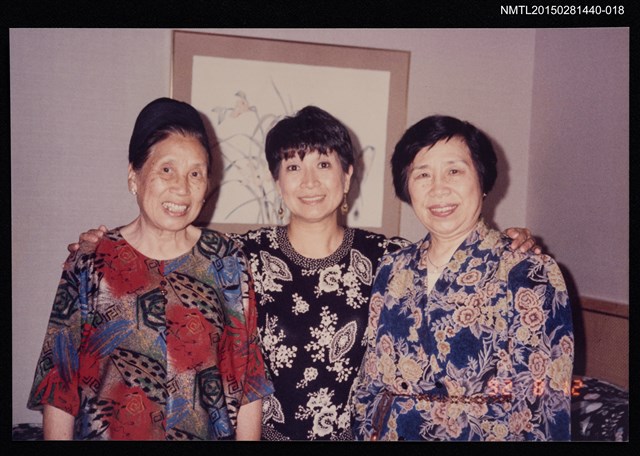 主要名稱：琦君與友人石韻薇、西林合照2-18圖檔，第1張，共2張