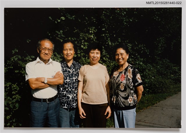 主要名稱：琦君與友人石韻薇和其家人合照2-22圖檔，第1張，共1張