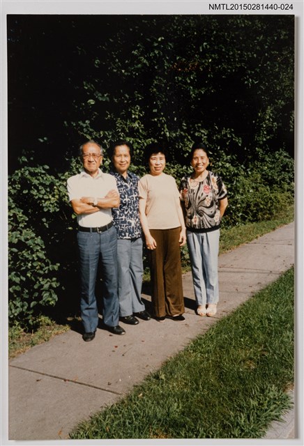 主要名稱：琦君與友人石韻薇和其家人合照2-24圖檔，第1張，共1張