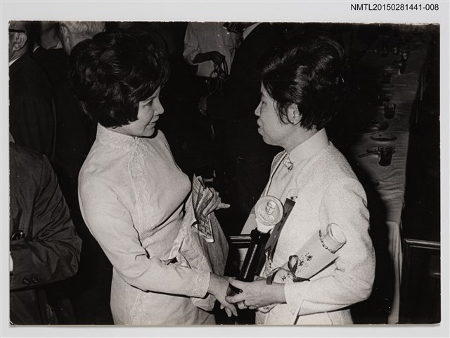 主要名稱：琦君領獎活動照8(電視節目主持人訪問照)圖檔，第1張，共2張