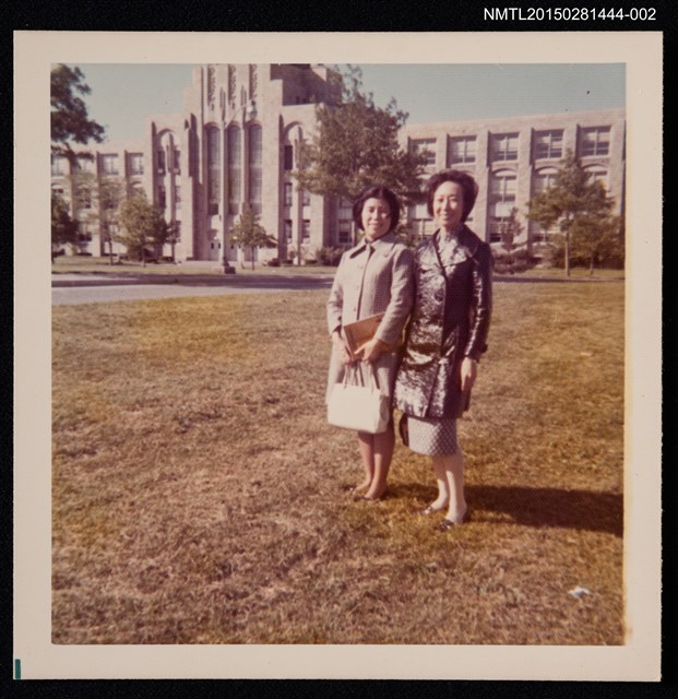 主要名稱：琦君第一次訪美照2（琦君與友人媛珊於戶外合影）圖檔，第1張，共1張