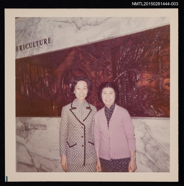 主要名稱：琦君第一次訪美照3（琦君與友人媛珊於室內合影）圖檔，第1張，共1張