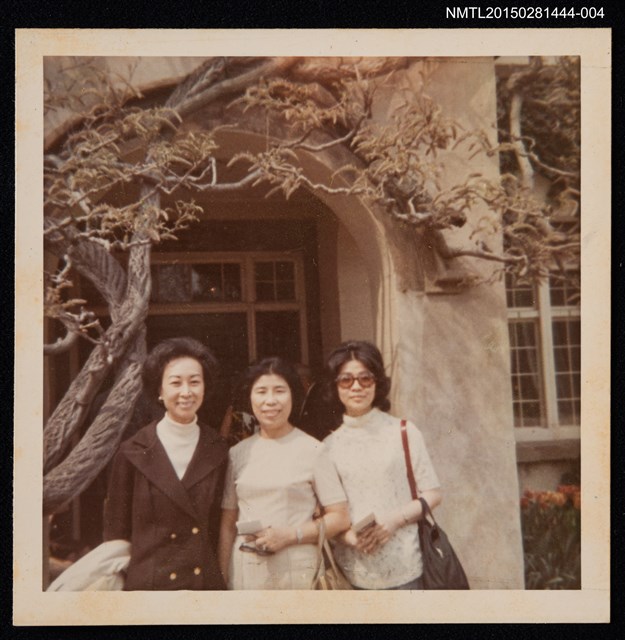 主要名稱：琦君第一次訪美照4（琦君與友人媛珊等人於室外合影）圖檔，第1張，共1張