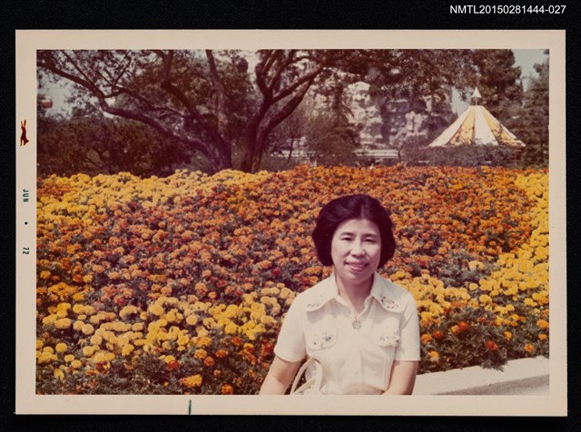 主要名稱：琦君第一次訪美照27（琦君於戶外花壇前獨影）圖檔，第1張，共1張