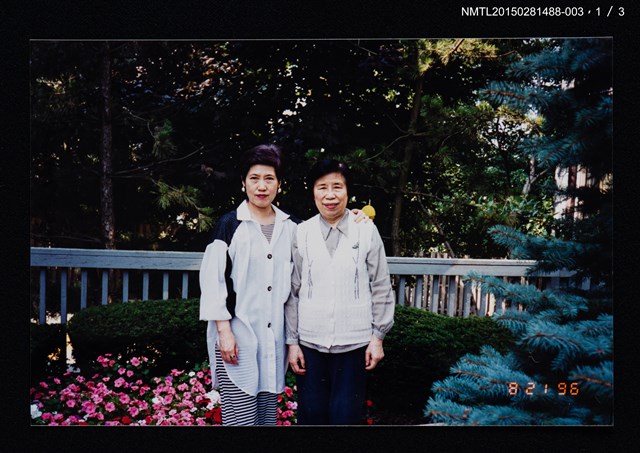 主要名稱：琦君夫婦與北美友人合照（琦君與宋淑萍合照）3圖檔，第2張，共4張