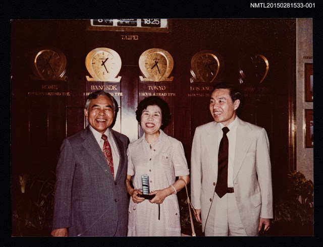 主要名稱：琦君夫婦與哈佛燕京圖書館館長吳文津夫婦等人合照1圖檔，第1張，共1張