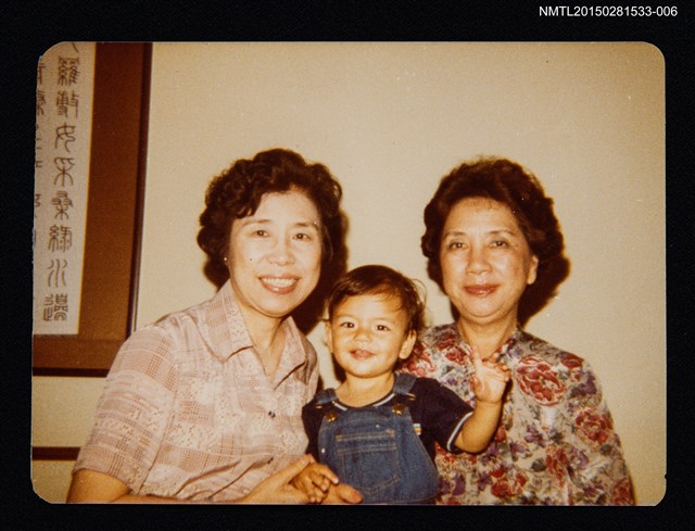 主要名稱：琦君與吳文津夫人及小孩合照圖檔，第1張，共2張