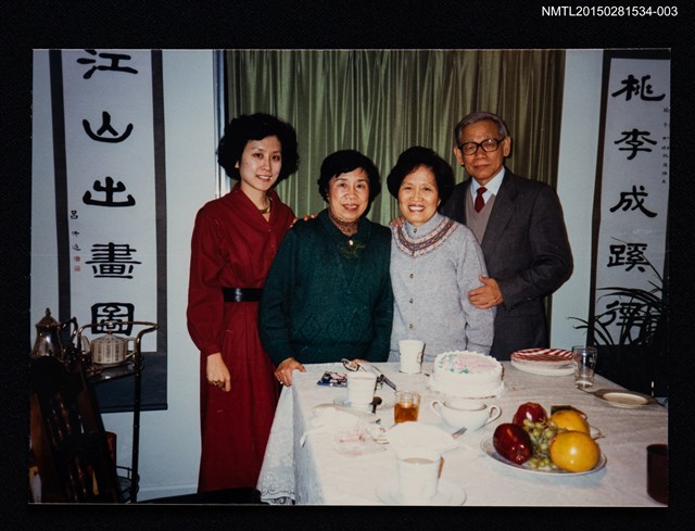 主要名稱：琦君夫婦與友人王臨冬夫婦合照（琦君與友人王臨冬夫婦等人合照））3圖檔，第1張，共2張