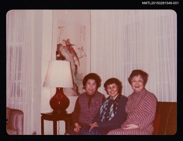 主要名稱：琦君與殷張蘭熙等人合照1圖檔，第1張，共1張