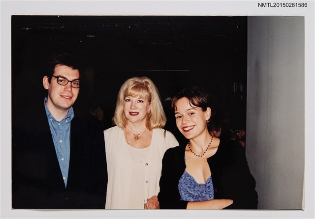 主要名稱：《橘子紅了》英譯者Alyssa與其家人合照圖檔，第1張，共1張