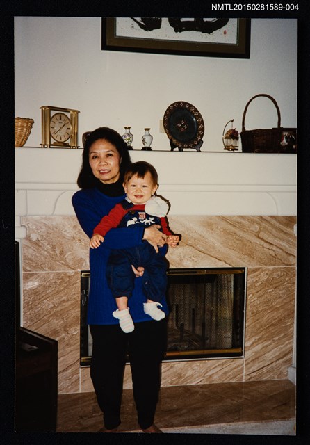 主要名稱：譚煥瑛、張鳳、程明琤等人合照（譚煥瑛與小外孫合照）4圖檔，第1張，共2張