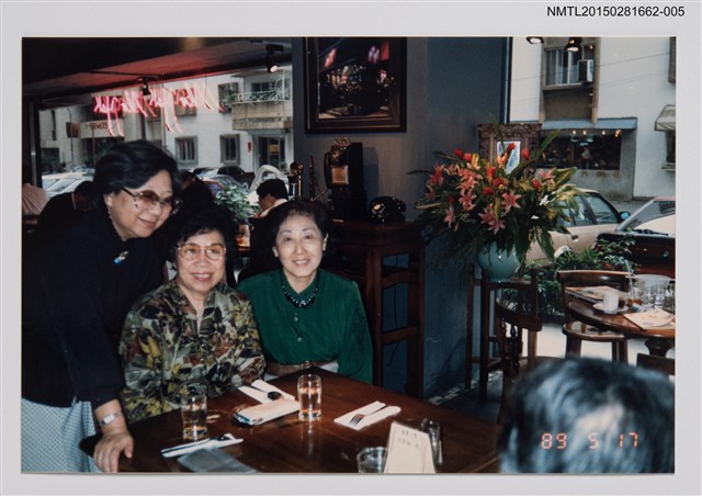 主要名稱：琦君與鮑曉暉、鍾麗珠合照圖檔，第1張，共1張