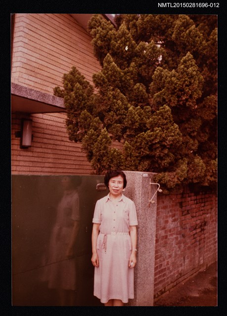 主要名稱：琦君夫婦與齊邦媛、詹悟、丁貞婉等人合照（琦君獨照）12圖檔，第1張，共1張