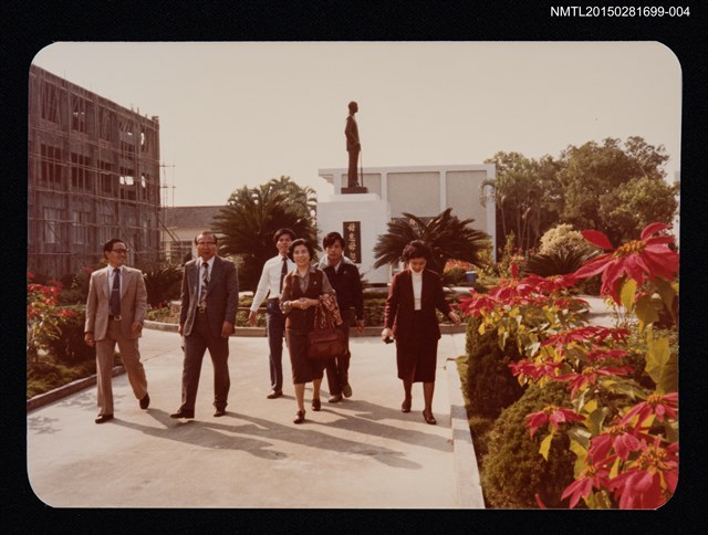 主要名稱：琦君出席校園文學座談會照4圖檔，第1張，共1張