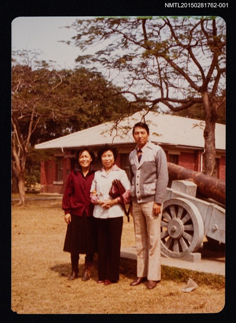 主要名稱：琦君與毒之教授等人合照1圖檔，第1張，共1張