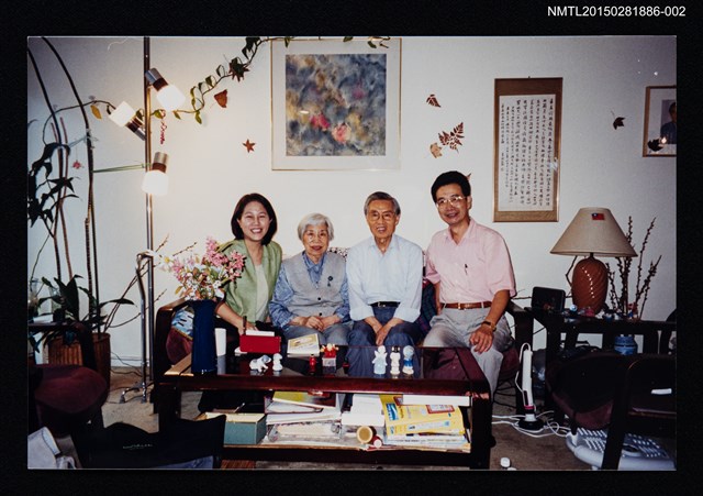 主要名稱：琦君夫婦與廖玉蕙等人合照2圖檔，第1張，共1張