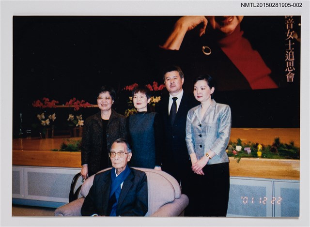 主要名稱：何凡與夏祖焯等文友於林海音追思會合照2圖檔，第1張，共1張
