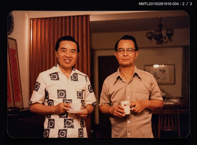 主要名稱：琦君夫婦與林海音、何凡、夏祖葳及友人合照（李唐基與何凡合照）4圖檔，第3張，共4張