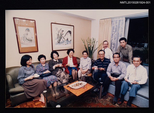 主要名稱：琦君夫婦與林海音夫婦、彭歌等人餐敘合照1圖檔，第1張，共1張