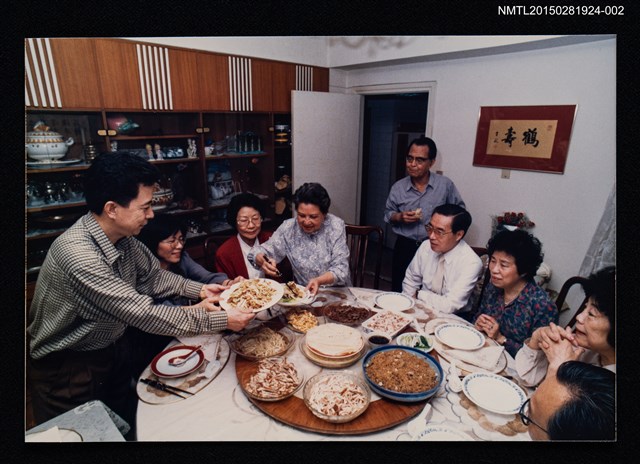 主要名稱：琦君夫婦與林海音夫婦、彭歌等人餐敘合照2圖檔，第1張，共2張