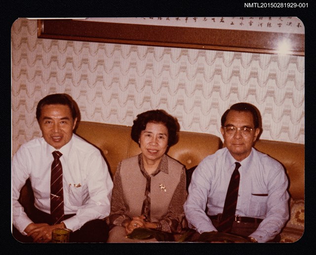 主要名稱：琦君夫婦與何凡、賴景瑚合照(琦君夫婦與何凡合照)1圖檔，第1張，共1張